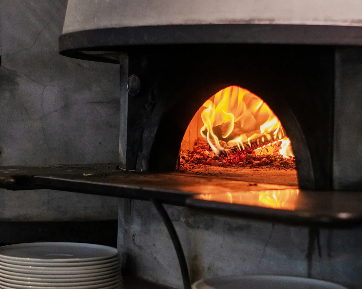 Boca del horno de leña encendido