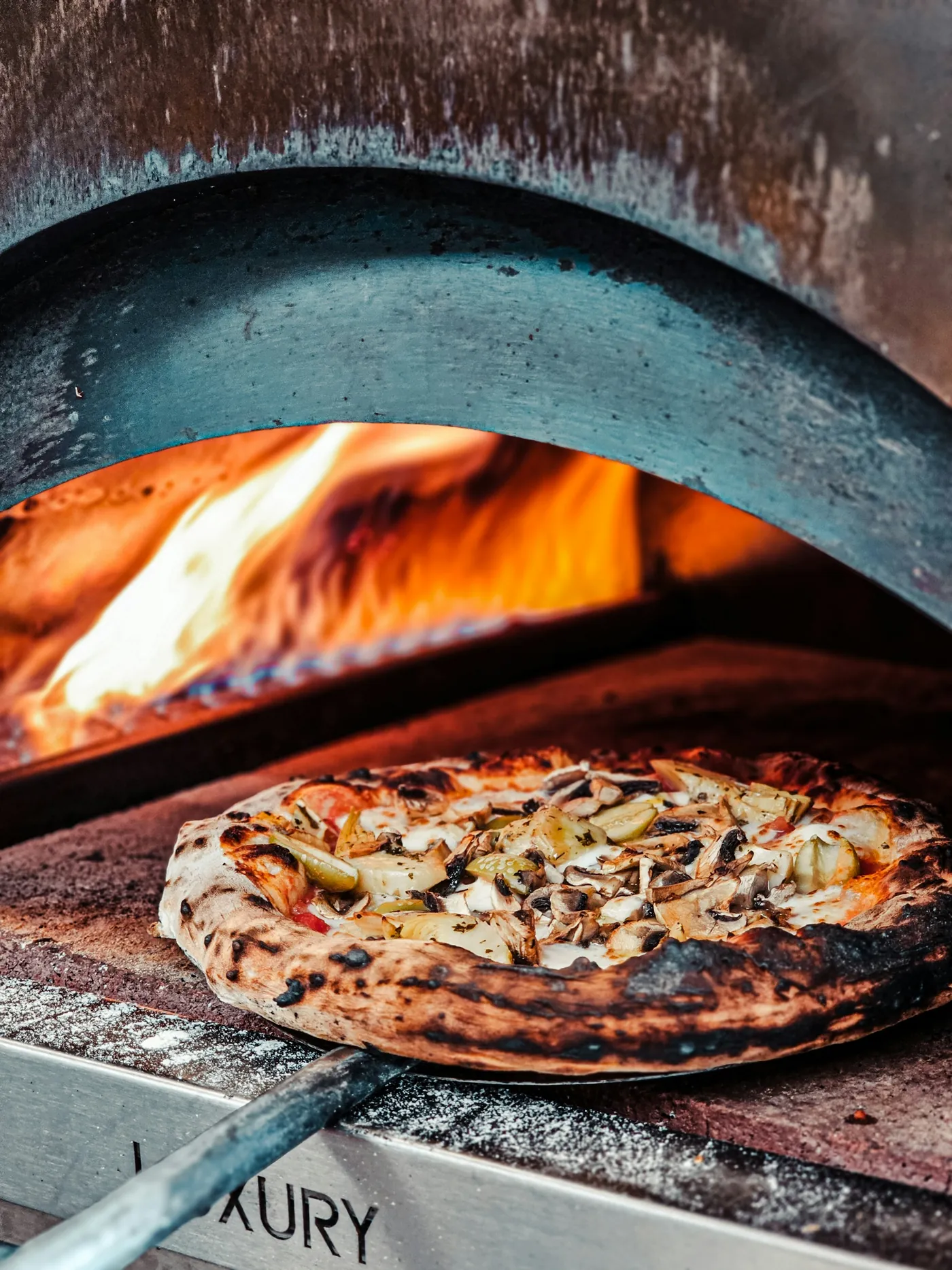 Pizza en el horno de leña