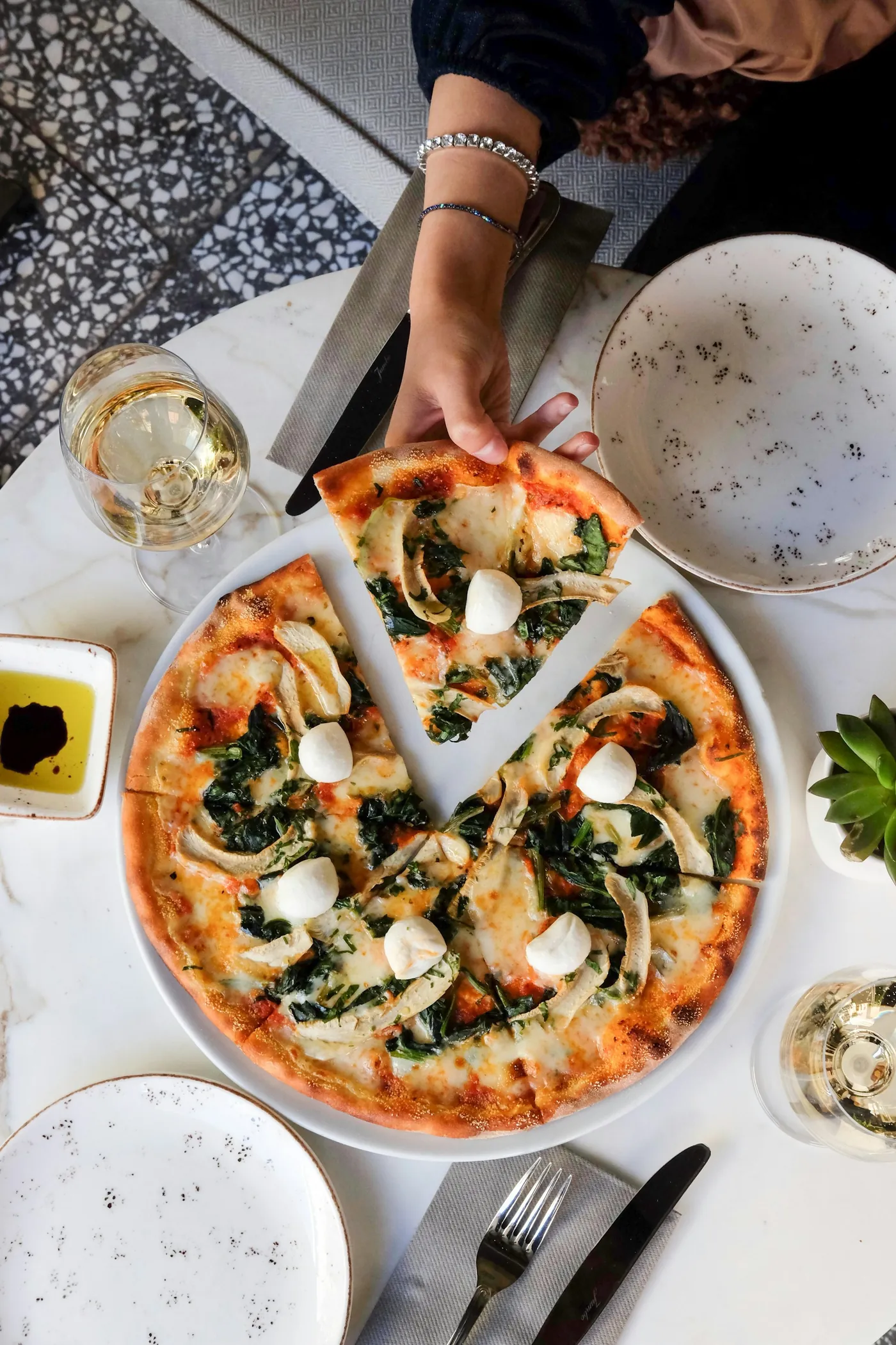 Porción de pizza recién cortada